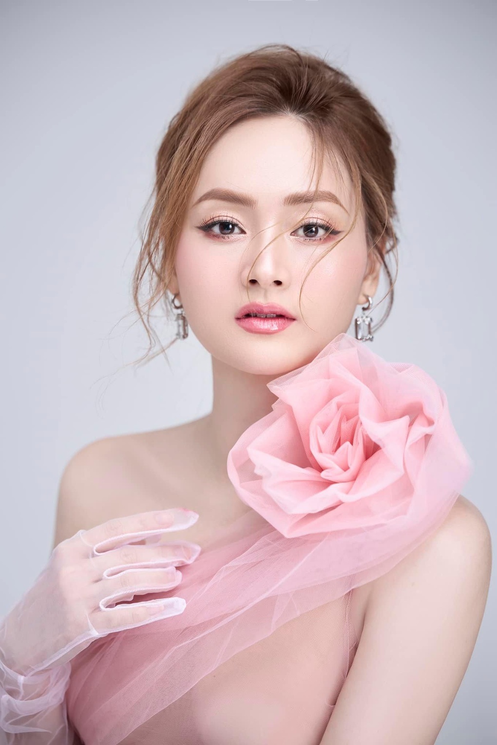 Lan Phương sang chảnh, quyến rũ khác xa trên phim - 7 Lan Phương sang chảnh, quyến rũ khác xa trên phim - 7
