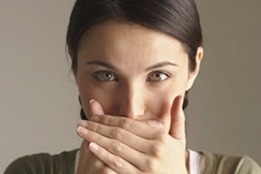 Hơi thở có mùi là do ít quan tâm chăm sóc răng miệng