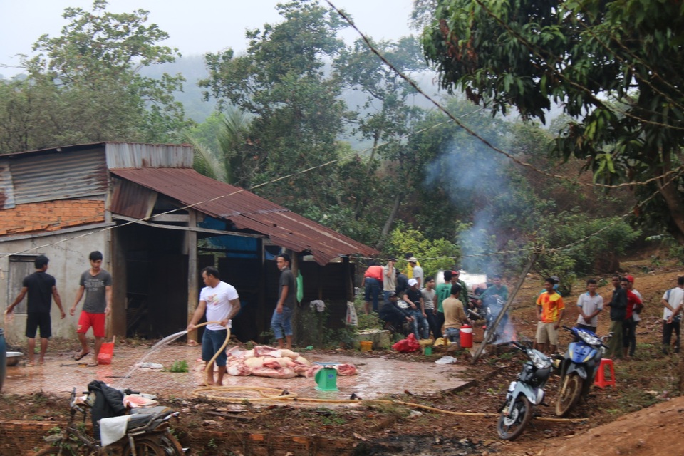 Huyện vùng cao mổ heo, tặng thịt gạo cho đồng bào khó khăn ăn Tết - 1 Huyện vùng cao mổ heo, tặng thịt gạo cho đồng bào khó khăn ăn Tết - 1