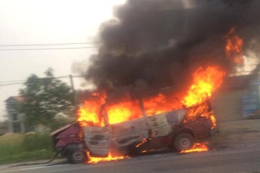 Xe khách bốc cháy dữ dội sau tai nạn