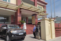 Nữ chấp hành viên nhận 350 triệu đồng của Việt kiều Mỹ