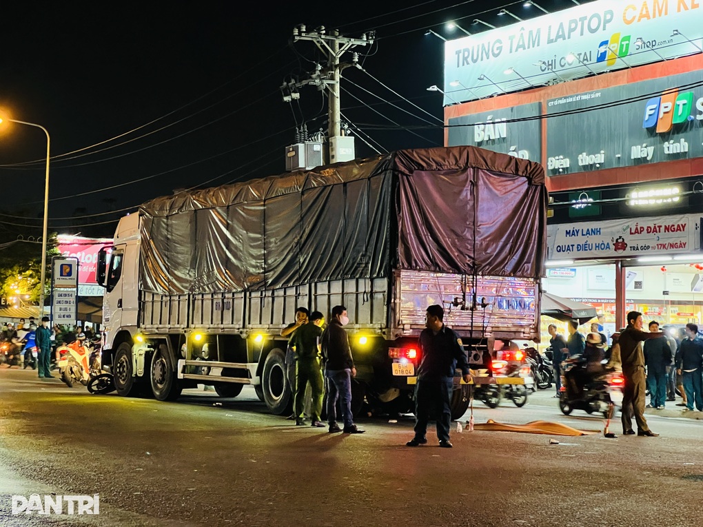 Camera quay cảnh xe máy va chạm xe tải khiến hai mẹ con tử vong ở TPHCM - 2 Camera quay cảnh xe máy va chạm xe tải khiến hai mẹ con tử vong ở TPHCM - 2