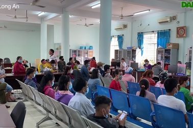 Người lao động tấp nập làm hồ sơ trợ cấp thất nghiệp.