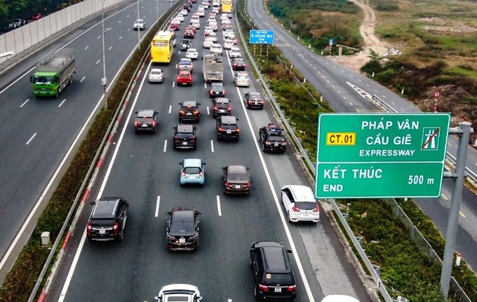 Bên cạnh việc xử lý nghiêm các hành vi ném đá vào ô tô, xe khách, các cơ quan chức năng cũng cần có những gải pháp hạn chế tiếng ồn, khói bụi, rác thải đến khu dân cư dọc các tuyến cao tốc, quốc lộ.