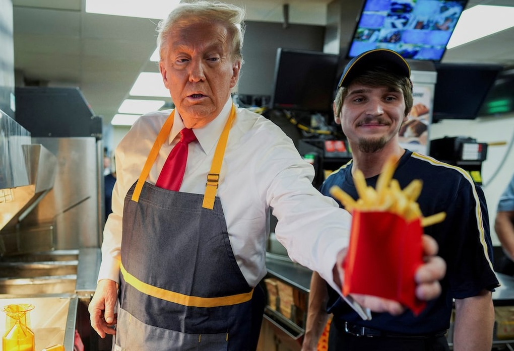 Ông Trump làm phục vụ ở cửa hàng ăn nhanh, công kích bà Harris - 1 Ông Trump làm phục vụ ở cửa hàng ăn nhanh, công kích bà Harris - 1