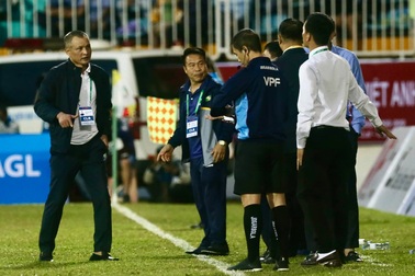 Thua Kiatisuk, HLV SL Nghệ An phản ứng trọng tài