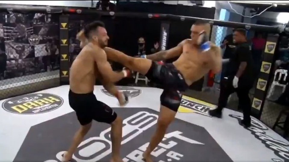 Tung cước đầy uy lực, võ sĩ khiến đối thủ bất tỉnh - 1