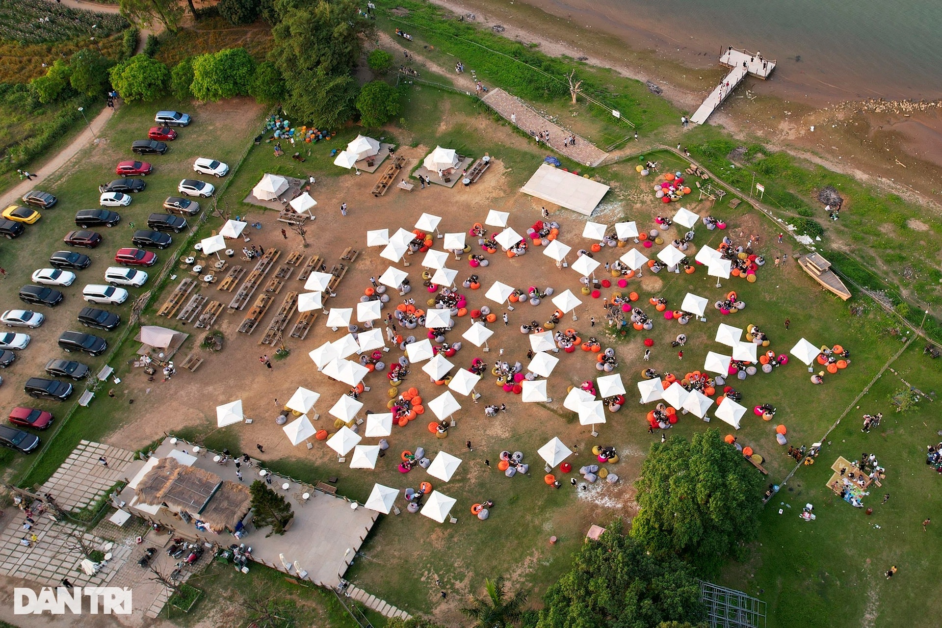 Đông nghịt người cắm trại, nghỉ ngơi ven sông Hồng dịp lễ 10/3 - 11