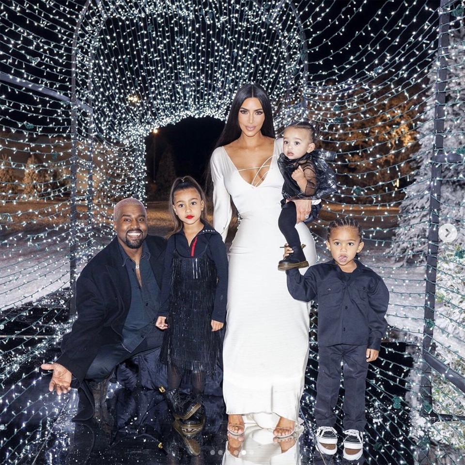 Vì Covid-19, gia đình Kardashian hủy siêu tiệc Giáng sinh - 7 Vì Covid-19, gia đình Kardashian hủy siêu tiệc Giáng sinh - 7