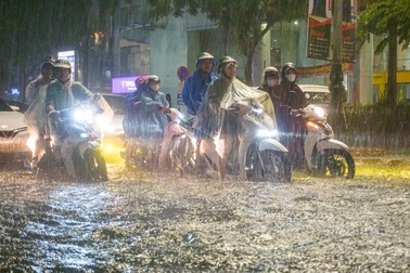 Đà Nẵng mưa xối xả, người dân vất vả lội nước về nhà