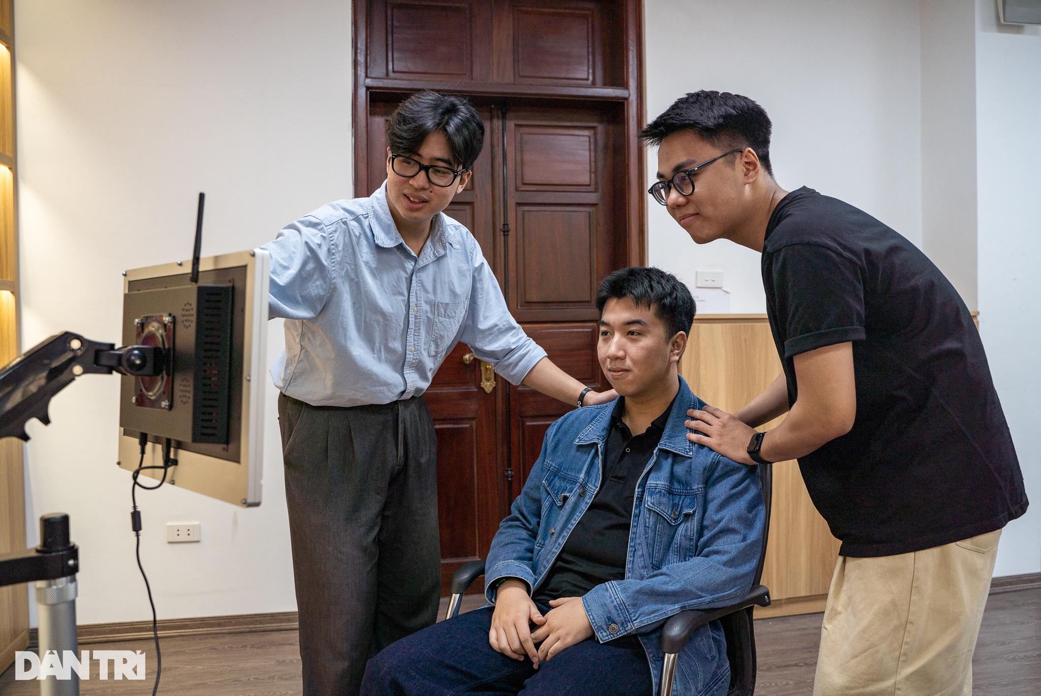 베트남 과학자가 개발한 기계, 마비 환자의 눈으로 대화하고 웹서핑 가능 - 5