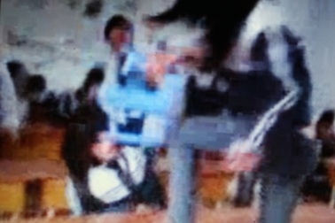 Nữ sinh cầm ghế đập bạn tơi bời, nam sinh thản nhiên quay clip