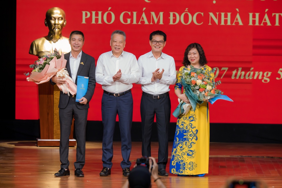 NSND Công Lý nghẹn ngào cảm ơn bố mẹ trong ngày lên chức Phó Giám đốc - 1 NSND Công Lý nghẹn ngào cảm ơn bố mẹ trong ngày lên chức Phó Giám đốc - 1