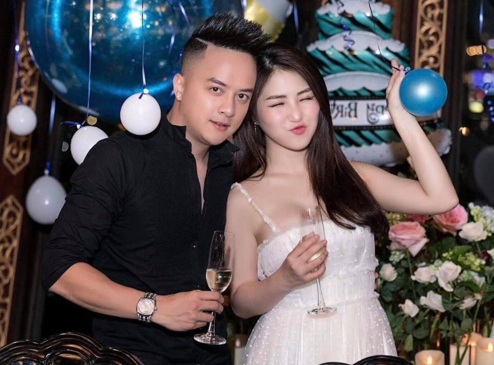 Hương Tràm diện váy rộng giữa nghi vấn đang mang bầu - 1 Hương Tràm diện váy rộng giữa nghi vấn đang mang bầu - 1