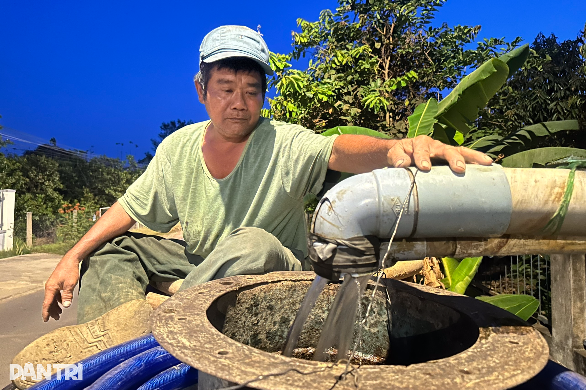 Xe bồn chở nước cả ngày lẫn đêm cho bà con tắm, giặt ở vùng hạn Đồng Nai - 6 Xe bồn chở nước cả ngày lẫn đêm cho bà con tắm, giặt ở vùng hạn Đồng Nai - 6
