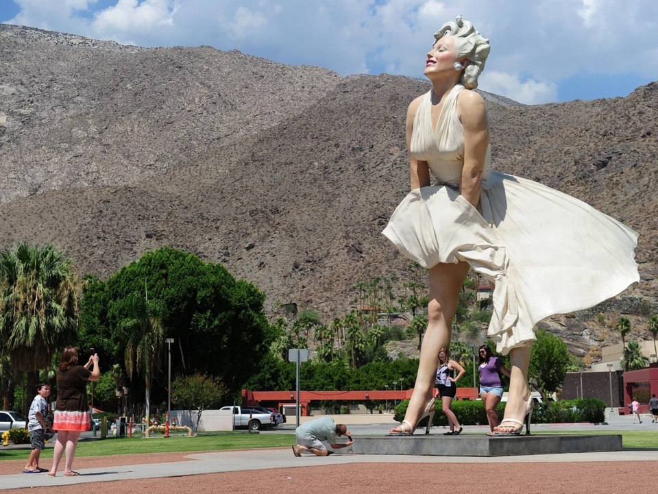 Tượng Marilyn Monroe bị gió làm tốc váy có xúc phạm phụ nữ không? - 1 Tượng Marilyn Monroe bị gió làm tốc váy có xúc phạm phụ nữ không? - 1