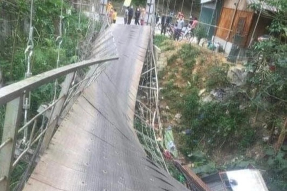 Cầu treo sập xuống như võng, ô tô rơi xuống vực - 2 Cầu treo sập xuống như võng, ô tô rơi xuống vực - 2