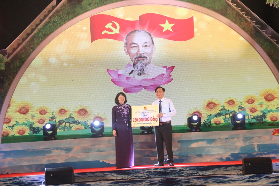 Xúc động chương trình tri ân liệt sĩ trên “đất thiêng” Thành cổ Quảng Trị - 3 Xúc động chương trình tri ân liệt sĩ trên “đất thiêng” Thành cổ Quảng Trị - 3