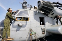 Cửa trực thăng quân sự Mỹ rơi trúng trường học Nhật Bản