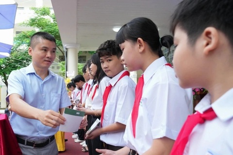 Nâng bước đến trường - Trao tặng thẻ BHYT cho học sinh khó khăn