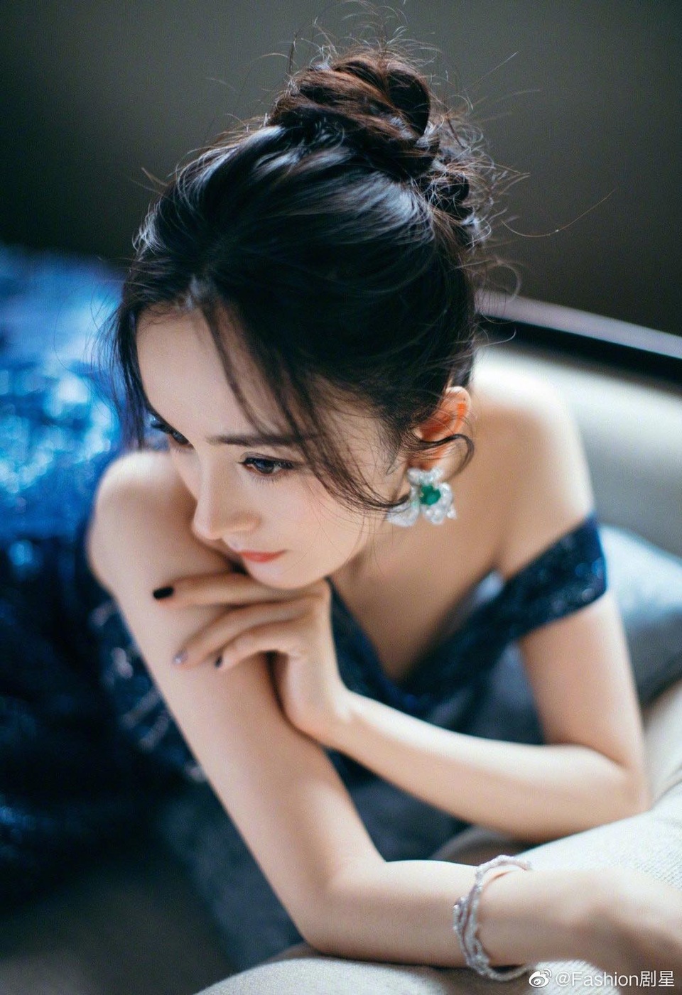 Đàm Tùng Vận gây khó hiểu khi thò tay tìm túi váy trên thảm đỏ - 10 Đàm Tùng Vận gây khó hiểu khi thò tay tìm túi váy trên thảm đỏ - 10