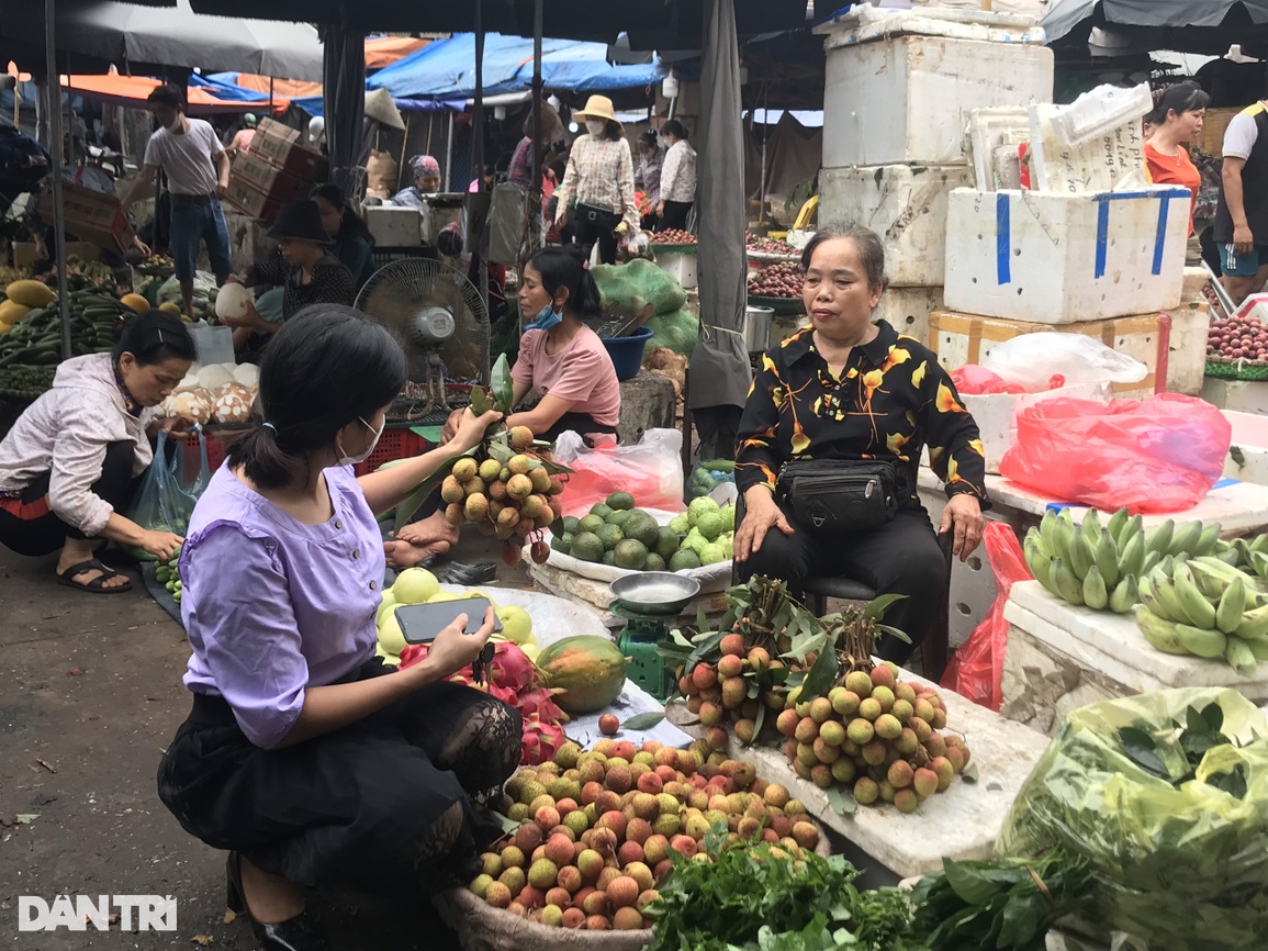 Tết Đoan Ngọ: Rượu nếp, vải, mận cháy hàng sớm, tiểu thương bán mỏi tay - 1 Tết Đoan Ngọ: Rượu nếp, vải, mận cháy hàng sớm, tiểu thương bán mỏi tay - 1