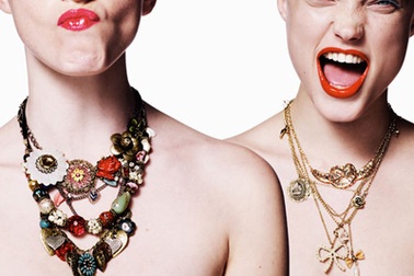 Ảnh quảng cáo nhiều màu sắc của Monsoon 