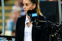 Nữ trọng tài xinh đẹp “cướp sóng” của Roger Federer