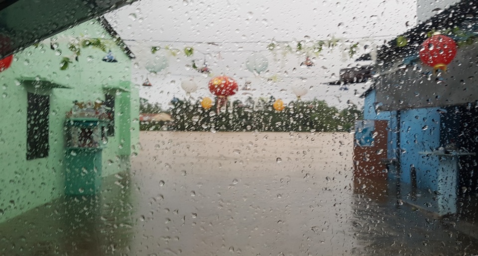 Nước sông Hương gần tràn bờ, TP Huế ngập mênh mông - 4 Nước sông Hương gần tràn bờ, TP Huế ngập mênh mông - 4