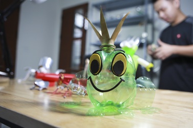 Chàng trai 9X chế tạo đồ chơi từ rác thải sinh hoạt ở Hà Nội