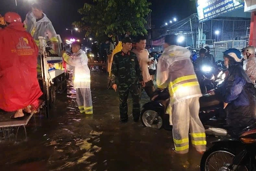 Mưa lớn cuốn trôi ô tô, hàng loạt xe cộ chết máy ở Bình Dương - 2 Mưa lớn cuốn trôi ô tô, hàng loạt xe cộ chết máy ở Bình Dương - 2