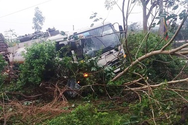 Người dân hú vía khi xe chở xăng lao vào nhà