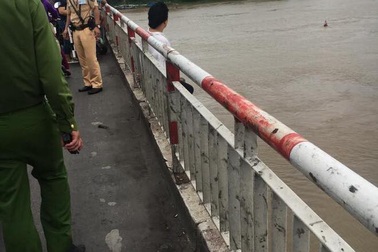 Hà Nội: Giải cứu người phụ nữ đòi nhảy cầu Chương Dương xuống sông Hồng