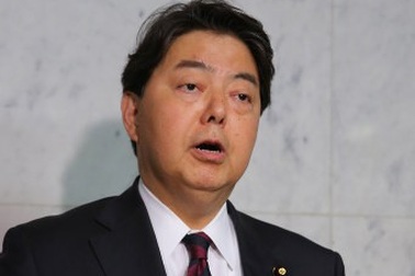 Bộ trưởng Giáo dục Nhật Bản xin lỗi vì dùng xe công tới phòng tập yoga