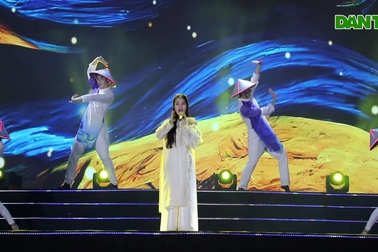 Ca sỹ Phương Mỹ Chi biểu diễn ca khúc "Máu đỏ da vàng"