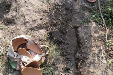 Ấn Độ: Đào mộ chôn con gái mới mất, tá hỏa phát hiện tiếng người khóc ở độ sâu một mét