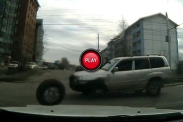 Ô tô “rụng” bánh khi đang chạy