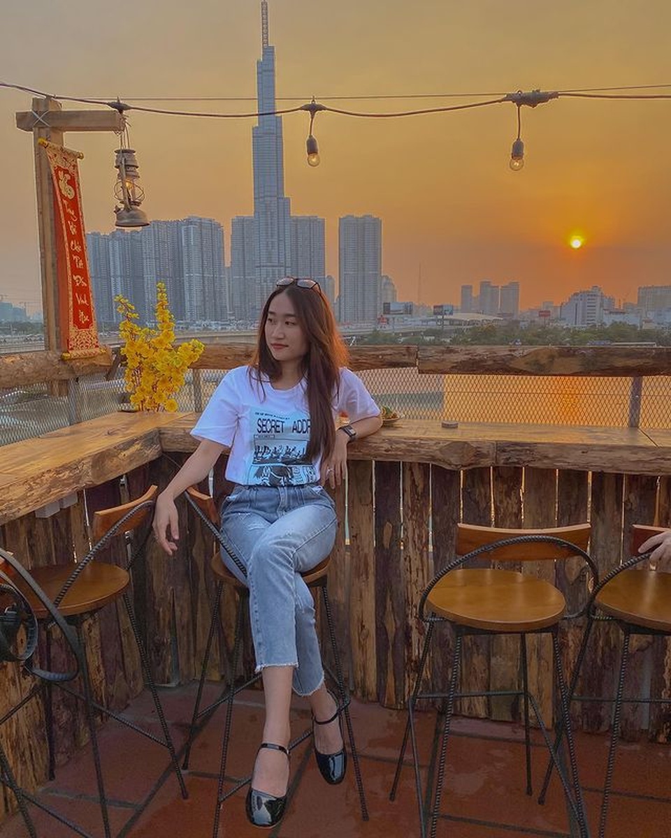 Bỏ túi loạt quán cà phê sân thượng ngắm hoàng hôn cực lãng mạn ở Sài Gòn - 9 Bỏ túi loạt quán cà phê sân thượng ngắm hoàng hôn cực lãng mạn ở Sài Gòn - 9