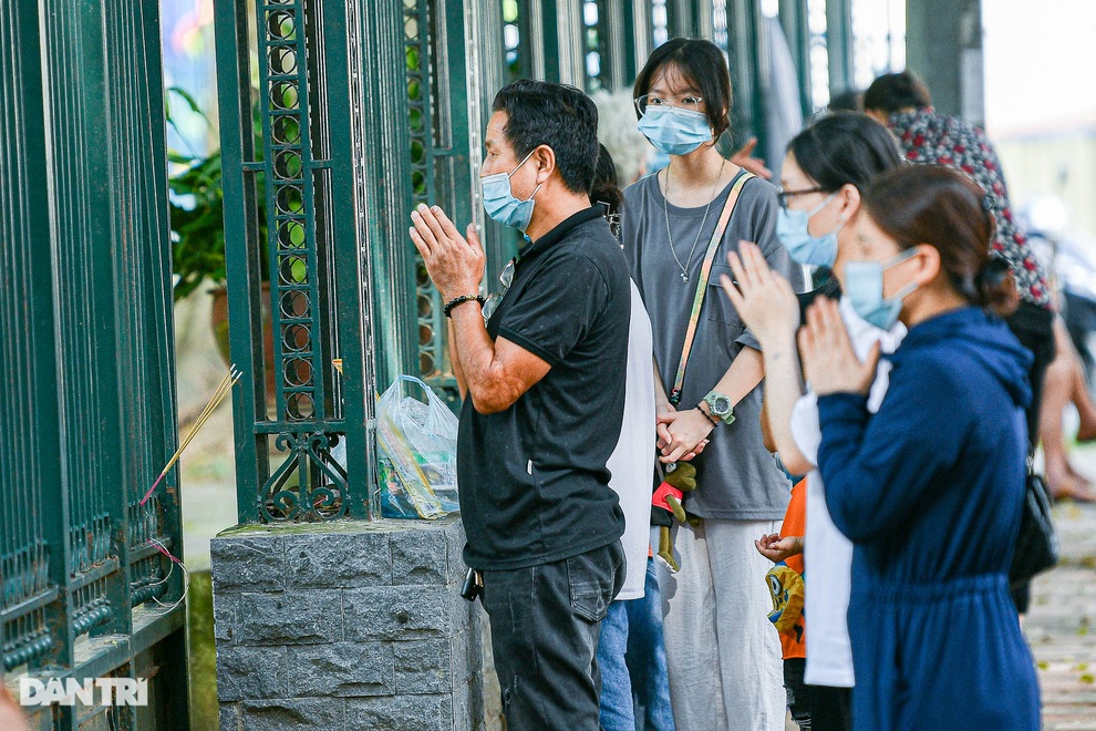Sĩ tử, phụ huynh xếp hàng vái vọng, đốt vàng mã cầu may ngoài cổng Văn Miếu - 3 Sĩ tử, phụ huynh xếp hàng vái vọng, đốt vàng mã cầu may ngoài cổng Văn Miếu - 3