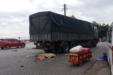 Hai mẹ con chết thảm dưới bánh xe tải