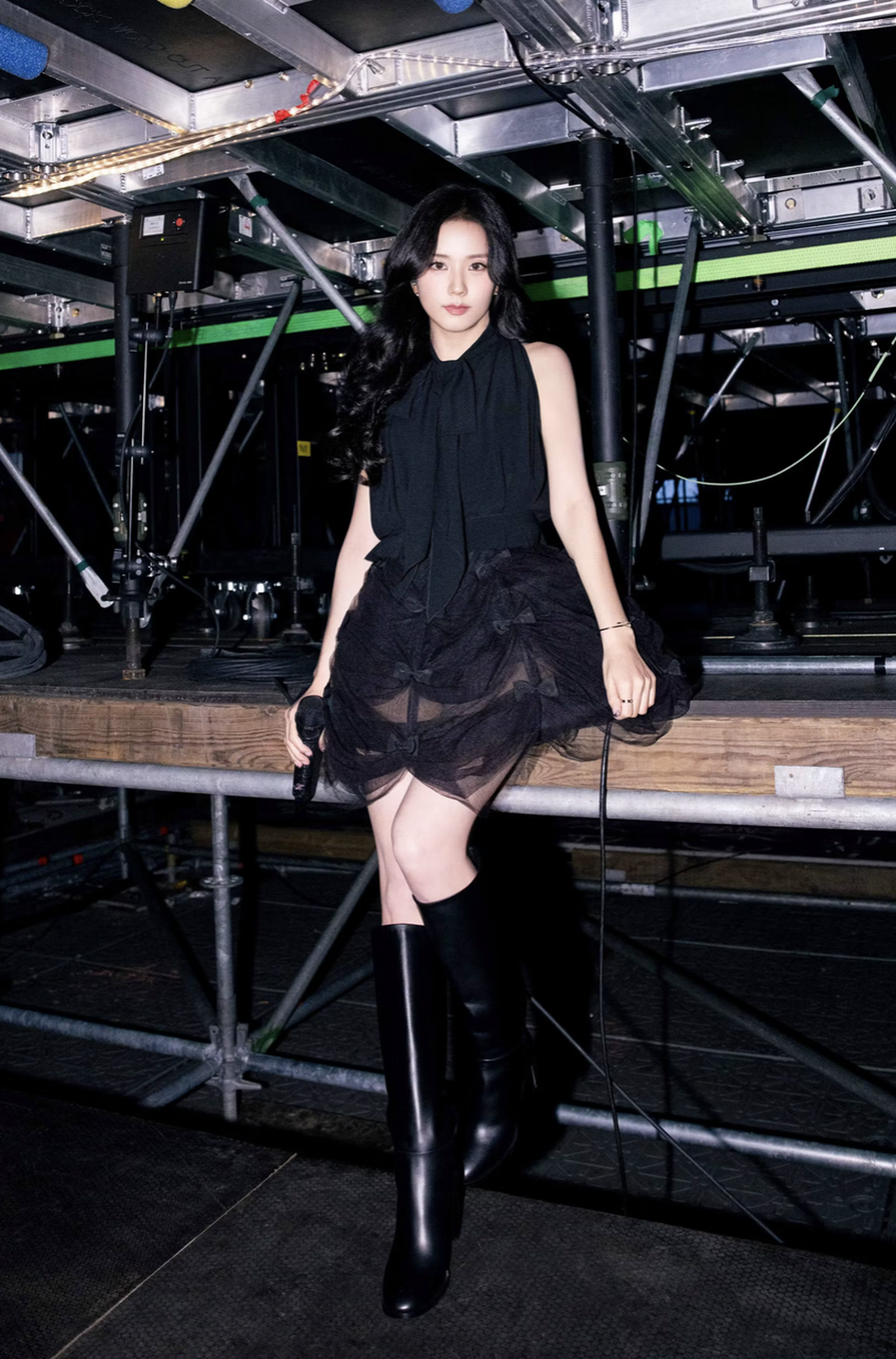 Cùng diện đồ thiết kế riêng, Jisoo hoá công chúa đối lập với Lisa táo bạo - 4 Cùng diện đồ thiết kế riêng, Jisoo hoá công chúa đối lập với Lisa táo bạo - 4