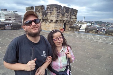 Người đàn ông mù và gần như điếc vẫn một mình du lịch qua 125 quốc gia