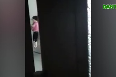 Người đàn ông đánh bé gái thô bạo