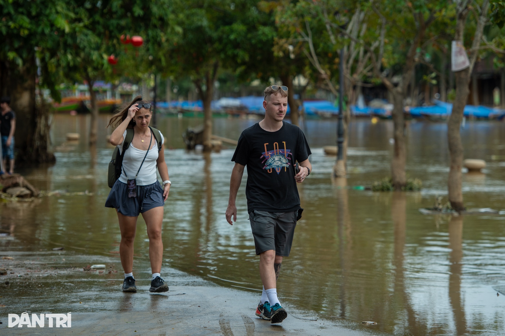 Hội An vẫn phủ kín bùn đất sau lũ, bộ đội căng mình dọn sạch - 14 Hội An vẫn phủ kín bùn đất sau lũ, bộ đội căng mình dọn sạch - 14