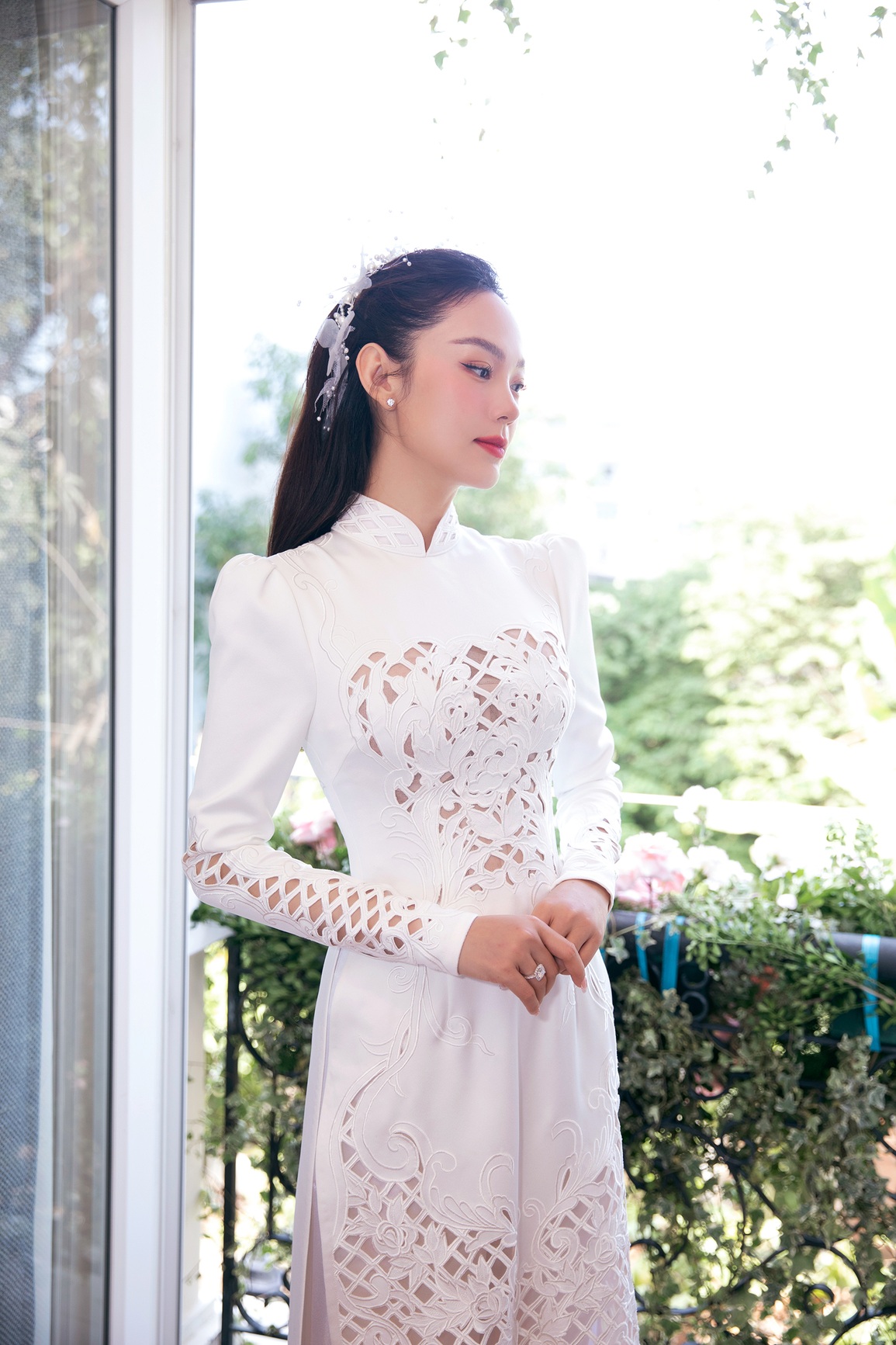 Chồng Minh Hằng trèo thang hôn vợ trong lễ vu quy - 2 Chồng Minh Hằng trèo thang hôn vợ trong lễ vu quy - 2