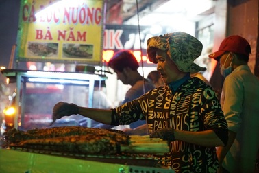 Phố cá lóc nướng thức trắng đêm chuẩn bị cho ngày vía Thần Tài