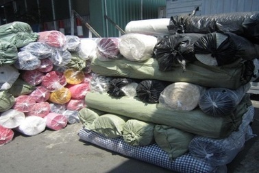 Bắt hàng tấn vải lậu đang vận chuyển vào chợ Ninh Hiệp 