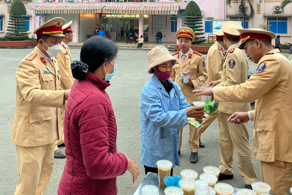 Cảnh sát giao thông nấu cháo cho bệnh nhân nghèo, giúp đỡ người dân khi làm nhiệm vụ - 1 Cảnh sát giao thông nấu cháo cho bệnh nhân nghèo, giúp đỡ người dân khi làm nhiệm vụ - 1