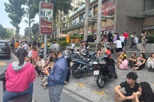 TPHCM: Nhà cao tầng rung lắc, người dân chạy bộ từ tầng 17 thoát hiểm
