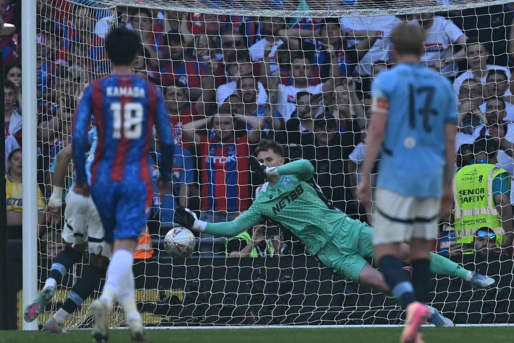 Pep Guardiola nổi giận, cãi nhau với người hùng của Crystal Palace trên sân - 2 Pep Guardiola nổi giận, cãi nhau với người hùng của Crystal Palace trên sân - 2